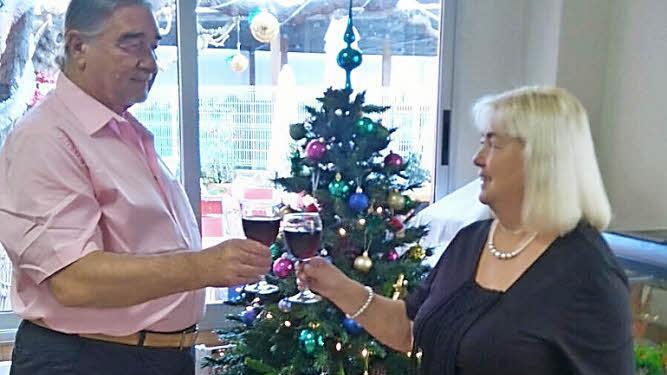 Clemens und Christine Raab prosten sich mit spanischem Glühwein zu. Foto: privat