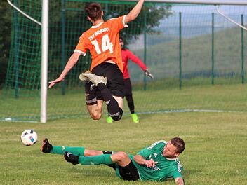 Abgehoben ist der TSV Wollbach ob des Erfolgs beim Pokal der Marktgemeinde noch nicht, auch wenn Felix Warmuth (oben) im Finalspiel gegen Stangenroth schon einmal seine Sprungkraft testet. Fotos: Sebastian Schmitt