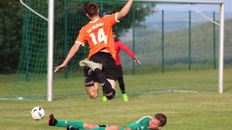 Abgehoben ist der TSV Wollbach ob des Erfolgs beim Pokal der Marktgemeinde noch nicht, auch wenn Felix Warmuth (oben) im Finalspiel gegen Stangenroth schon einmal seine Sprungkraft testet. Fotos: Sebastian Schmitt