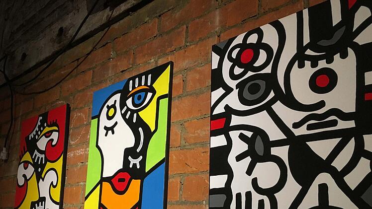 Der New Yorker Pop-Art-Künstler Billy The Artist lockte zahlreiche Besucher in die alte Pakethalle in Coburg. Foto: Jochen Berger