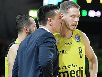 Die Taktik ist noch geheim, aber einen Sieg wollen Medi-Trainer Raoul Korner (links) und Routinier Nate Linhart zum Auftakt schon holen. Foto:   Peter Mularczyk