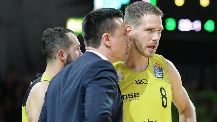 Die Taktik ist noch geheim, aber einen Sieg wollen Medi-Trainer Raoul Korner (links) und Routinier Nate Linhart zum Auftakt schon holen. Foto:   Peter Mularczyk