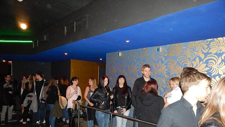 Andrang beim Eingang und an der Garderobe.