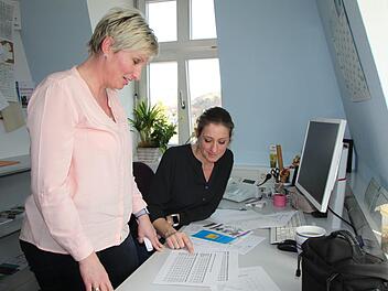 Wenn der Partner oder die Partnerin handgreiflich wird, helfen  Carolin Schönlein und Silke Kleinheinz von der Polizei Bad Brückenau weiter. Sie kennen sich auch mit anderen Beratungsstellen aus. Foto: Ulrike Müller