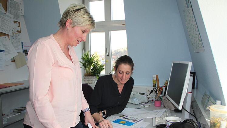 Wenn der Partner oder die Partnerin handgreiflich wird, helfen  Carolin Schönlein und Silke Kleinheinz von der Polizei Bad Brückenau weiter. Sie kennen sich auch mit anderen Beratungsstellen aus. Foto: Ulrike Müller