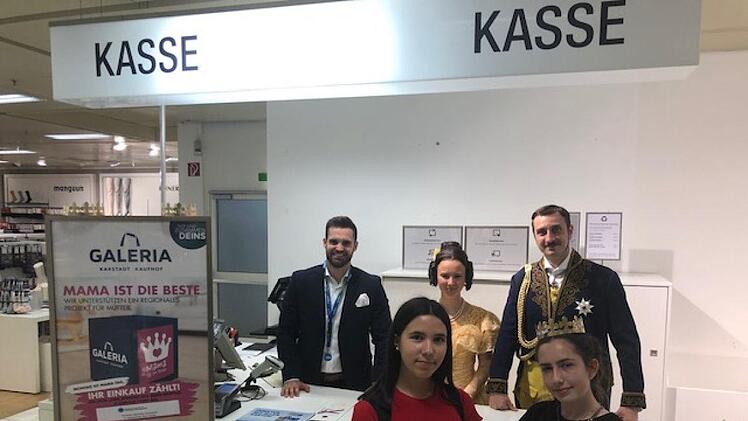 Das Coburger Albert-&-Victoria-Paar stand zum Auftakt der "Mama-Tag"-Aktion für einige Zeit an der Kasse bei Galeria Karstadt Kaufhof in Coburg.privat