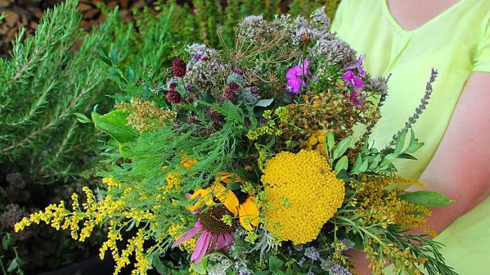 Kr&auml;uter- und W&uuml;rzb&uuml;schel werden traditionell an Maria Himmelfahrt geweiht. Foto: Archiv