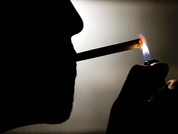 Weil immer weniger Menschen rauchen, sinkt die Nachfrage nach Zigaretten weltweit. Aus diesem Grund streicht der Tabakkonzern British American Tobacco (BAT) nun viele Arbeitsplätze - darunter auch 180 Stellen in Bayreuth. Symbolfoto: Robert Schlesinger/dpa