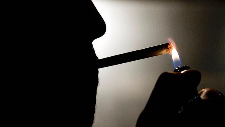 Weil immer weniger Menschen rauchen, sinkt die Nachfrage nach Zigaretten weltweit. Aus diesem Grund streicht der Tabakkonzern British American Tobacco (BAT) nun viele Arbeitsplätze - darunter auch 180 Stellen in Bayreuth. Symbolfoto: Robert Schlesinger/dpa