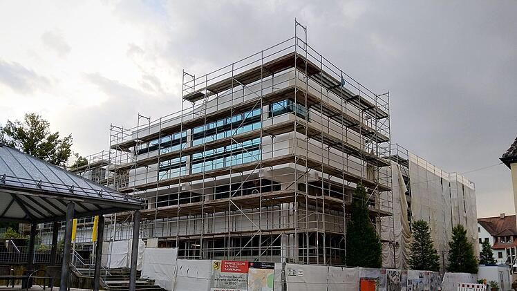 Sanierungsfall: Blick auf das Rathaus von Neustadt im Mai 2019.Foto: Jochen Berger
