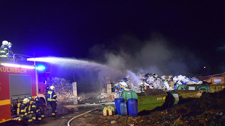 Müllberg auf Veolia-Müllhalde in Brand geraten