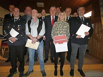 Ehrungen bei der Feuerwehr Untersteinach: in der vorderen Reihe von links Thomas Hertrich, Hermann Wastrack, Anja Wimmer und Matthias Angermann. Dahinter von links Kreisbrandrat Thomas Hofmann, Bürgermeister Volker Schmiechen, Landrat Klaus Peter ...