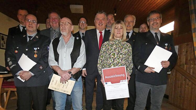 Ehrungen bei der Feuerwehr Untersteinach: in der vorderen Reihe von links Thomas Hertrich, Hermann Wastrack, Anja Wimmer und Matthias Angermann. Dahinter von links Kreisbrandrat Thomas Hofmann, Bürgermeister Volker Schmiechen, Landrat Klaus Peter ...