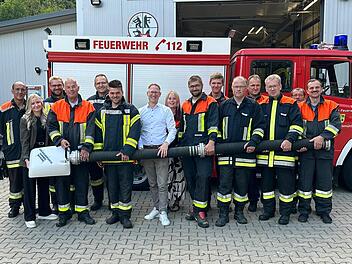 An die FFW Behringersmühle wurde ein Schwimmsauger übergeben.
