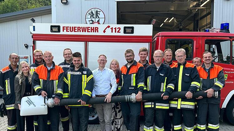 An die FFW Behringersmühle wurde ein Schwimmsauger übergeben.