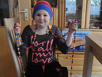 Am Sonntag wird Sabrina zehn Jahre alt. Zum Geburtstag wird sie in der Uniklinik Würzburg einen gelben Smiley für ihre Kette bekommen. Jede Perle steht für eine Behandlung, einen Pieks, eine Infusion. Sabrinas Kette ist über zwei Meter lang. Foto: Schalk