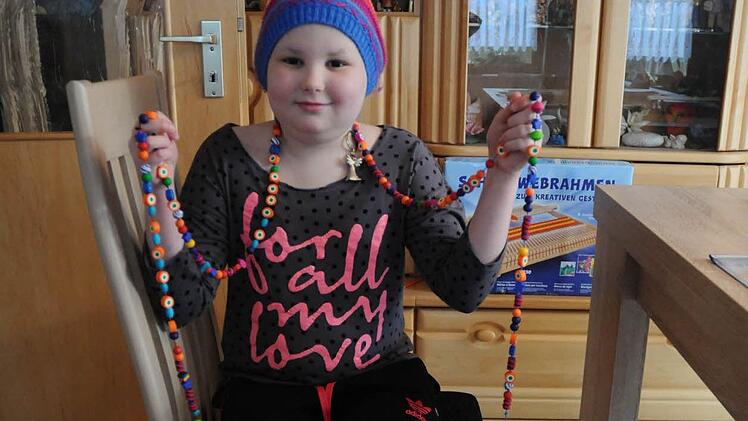 Am Sonntag wird Sabrina zehn Jahre alt. Zum Geburtstag wird sie in der Uniklinik Würzburg einen gelben Smiley für ihre Kette bekommen. Jede Perle steht für eine Behandlung, einen Pieks, eine Infusion. Sabrinas Kette ist über zwei Meter lang. Foto: Schalk