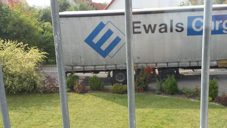 Können bald die Uhr danach stellen: "Alle halbe Jahr kracht ein Laster gegen unseren Gartenzaun", sagt Andrea Brehm.