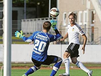 Das 0:5: Valencias Michel überwindet den Bayreuther Torwart Daniel Freiberger. Foto: Peter Mularczyk