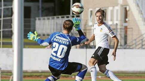 Das 0:5: Valencias Michel überwindet den Bayreuther Torwart Daniel Freiberger. Foto: Peter Mularczyk