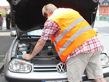 Im Falle eines Unfalls oder einer Panne ist man mit der Warnweste auf der sicheren Seite. Foto: Thomas Heuchling