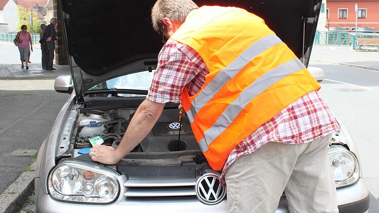 Im Falle eines Unfalls oder einer Panne ist man mit der Warnweste auf der sicheren Seite. Foto: Thomas Heuchling
