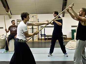 Nils Liebscher und Frederik Leberle proben eine Fechtszene für die Inszhenierung von "King Arthur" Foto: Jochen Berger