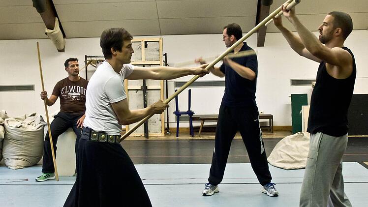 Nils Liebscher und Frederik Leberle proben eine Fechtszene für die Inszhenierung von "King Arthur" Foto: Jochen Berger
