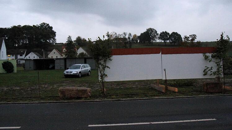 Der Grundst&uuml;cksbesitzer hatte zum Ortstermin zwei m&ouml;gliche Sichtschutzelemente aufgestellt. Diese sollen allerdings nach Wunsch des Bauausschusses weiter vom Stra&szlig;enrand weg und versetzt platziert werden. Foto: Richard S&auml;nger