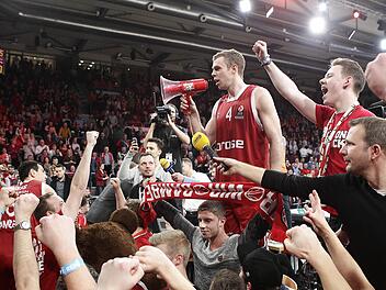 Nicolo Melli greift nach dem Triumph über Barca zum Mikrofon und feiert mit den Fans. Fotos: sportpress