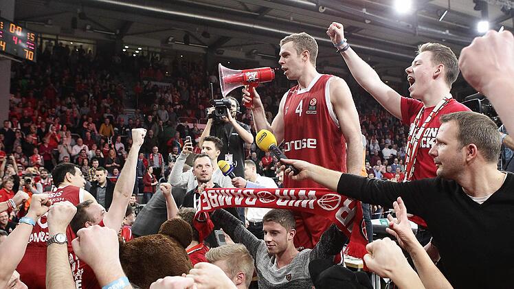 Nicolo Melli greift nach dem Triumph über Barca zum Mikrofon und feiert mit den Fans. Fotos: sportpress