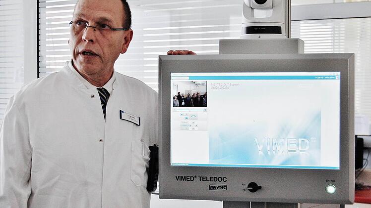 Chefarzt Tobias Goebel und sein neuer Kollege, der Teledoc. Foto: Sigismund von Dobschütz
