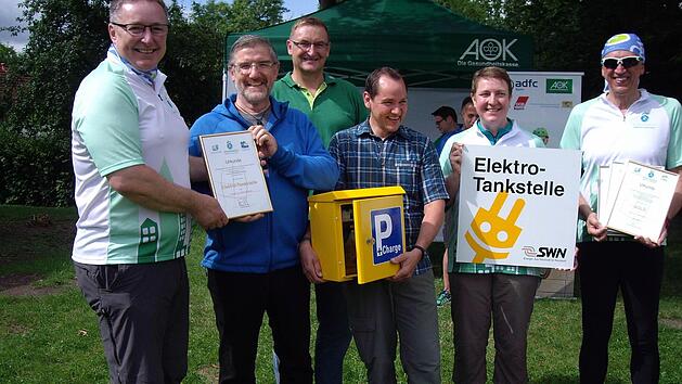 Die offizielle Übergabe der E-Tankstelle an Dörfles-Esbach (von links): Udo Döhler, Michael Busch, Hubert Carl, Marco Höhn, Marita Nehring, Karl-Heinz Mayer. Foto: Doris Weidner