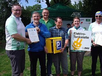 Die offizielle Übergabe der E-Tankstelle an Dörfles-Esbach (von links): Udo Döhler, Michael Busch, Hubert Carl, Marco Höhn, Marita Nehring, Karl-Heinz Mayer. Foto: Doris Weidner