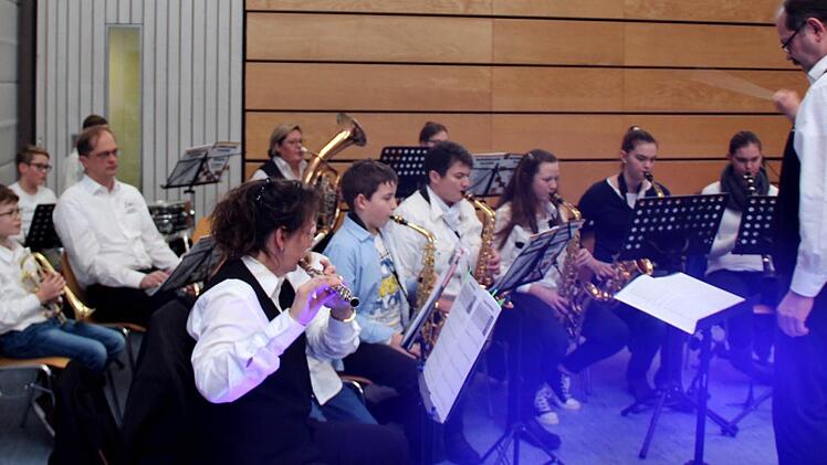 Die Adelsdorfer Jungmusikanten mit ihrem Dirigenten Jürgen Schatz umrahmten das Programm. Foto: Johanna Blum