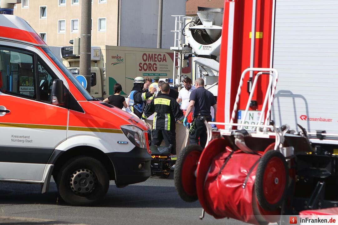 Betonmischer erfasst Fahrradfahrerin: Frau lebensgefährlich verletzt - Unfallhergang noch absolut unklar – Rückstau durch Umleitung des Verkehrs