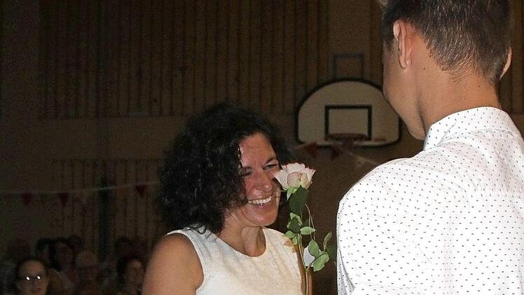 Schulleiterin Sabine Kreil erhielt die "Rose des Überblicks". Foto: Ulrike Müller