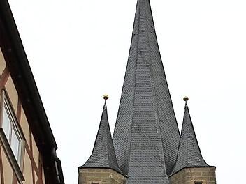 Baustelle mitten in der Stadt: Das Gerüst steht am Zeiler Kirchturm. In luftiger Höhe werden die Uhr und die Glocken repariert.  Foto: Klaus Schmitt