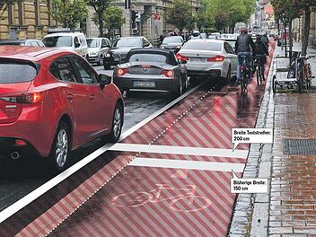 So breit soll die Radspur in der Friedrichstraße werden: Die schraffierte Fläche kennzeichnet die Größe des neuen Fahrradstreifens. Die gepunktete Linie stellt die Breite der hier endenden Spur mit 1,50 Meter dar -  für Radverbände ein zu schmaler Streifen. Foto: Ronald Rinklef/Grafik: Micho Haller