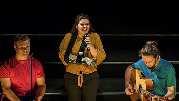 Mitreißendes Jubiläums- und Abschiedskonzert: Unter Leitung seines scheidenden Dirigenten Moritz Metzner begeisterte der Coburger Hochschulchor "Die Klangfänger" im ausverkauften Landestheater.Foto: Jochen Berger