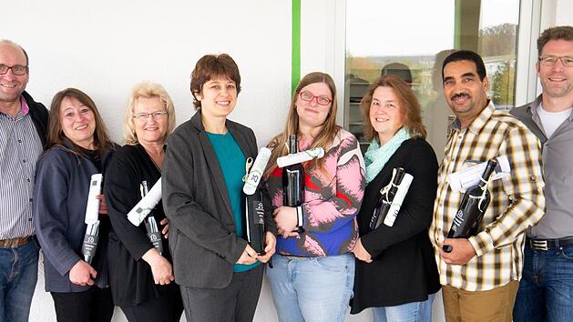 Gesch&auml;ftsf&uuml;hrer Johannes Schmitt (rechts) und Verkaufsleiter Reinhold Greim (links) sprachen im Rahmen des Backstubenfr&uuml;hst&uuml;cks im Oktober ein gro&szlig;es Dankesch&ouml;n an die Jubilare (von links) Christine R&ouml;sch, Brigitte Lummel, Susanne Beck, Melanie Brand, Carola Fechler und El Bekkaye Belaraibi aus.   Christine Wei&szlig;enberger