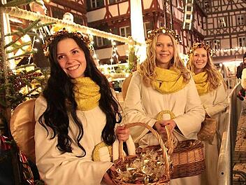 Ivanka, Judith und Johanna verteilten Süßes, gespendet von der Forchheimer Bäckerei Nagel .  Foto: J. Hofbauer