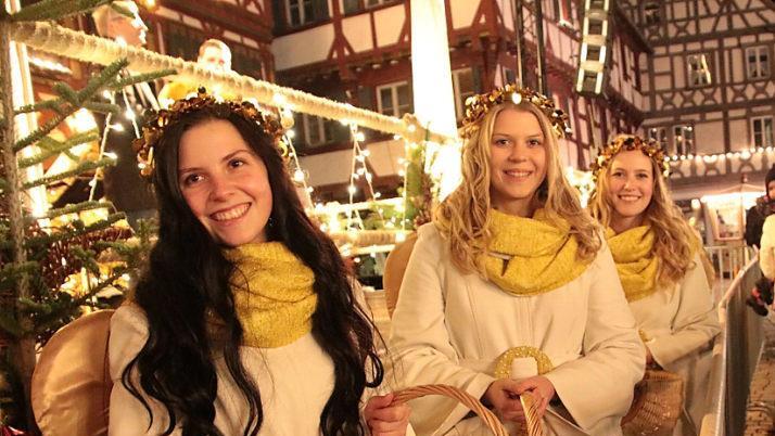 Ivanka, Judith und Johanna verteilten Süßes, gespendet von der Forchheimer Bäckerei Nagel .  Foto: J. Hofbauer