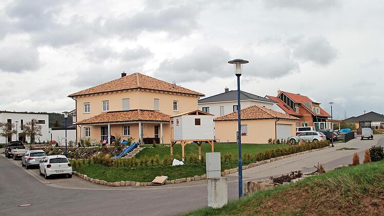 Rege Bautätigkeit herrscht in der Siedlung „Leite“ in Kirchlauter. Dort werden die Zufahrtsstraße „An der Leite“ sowie die „Untere Leitenstraße“ als Tempo-30-Zone ausgewiesen. Darauf verständigte sich der Gemeinderat Kirchlauter.