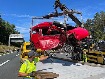 Tödlicher Verkehrsunfall auf A9 bei Schnaittach wegen Geisterfahrer - Seniorin stirbt an Unfallstelle
