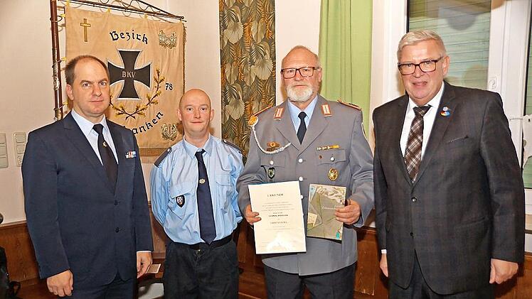 Ehrung von Stabsfeldwebel der Reserve Ludwig Weigler mit (v. l.) BKV-Pr&auml;sident Otmar Krumpholz, stellvertretendem Bezirksvorsitzenden Roland Leicht, Stabsfeldwebel der Reserve Ludwig Weigler und Bezirksgesch&auml;ftsf&uuml;hrer des Volksbunds Deutsche Krieg...