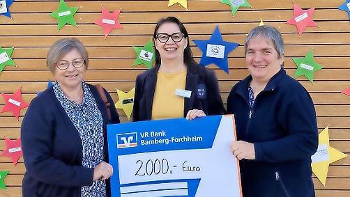 Bei der Spenden&uuml;bergabe.