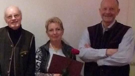 Kurt Felbinger ist seit vierzig Jahren beim TC Rot-Weiß, Barbara Brückner ebenfalls. Der Vorsitzende Hans-Dieter Ernst (rechts) ernannte Brückner wegen besonderer Verdienste zum Ehrenmitglied.