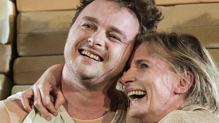 Hermann Wurm (Daniel Scholz) und seine Mutter (Elke Wollmann) in Hassliebe vereint.