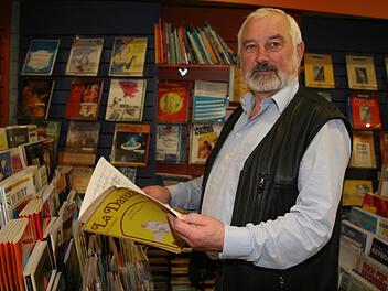 Noten und Instrumente: Alles muss raus. Statt im Fachgeschäft kaufen die Menschen zunehmen im Internet. Foto: Sonja Adam